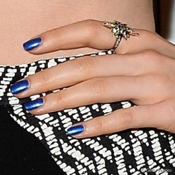 Além dos tons tradicionais como dourado e prata, Lily Collins também usa os esmaltes metalizados em versões mais inusitadas como esse azul cobalto